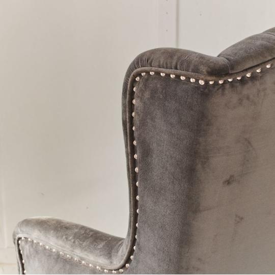 klasszikus nappali butor magas tuzott feheritett falab szurke barsony fulesfotel fules fotel cottage elegans country.jpg